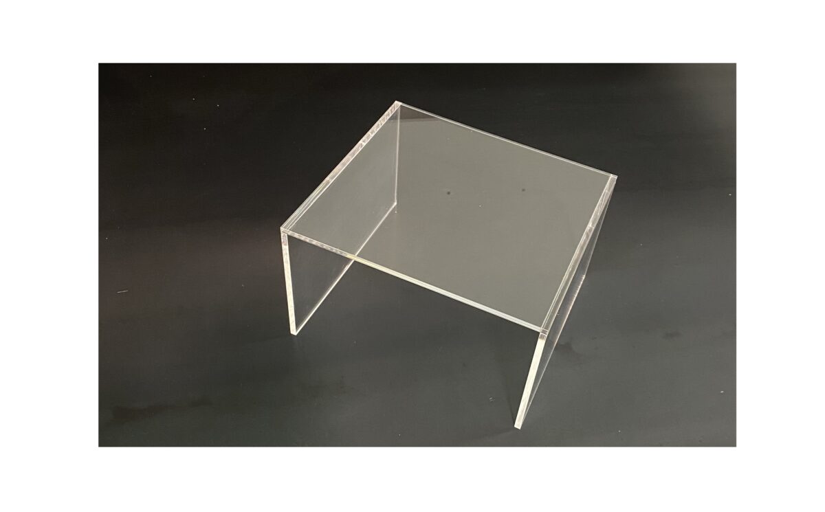 TAVOLINO IN PLEXIGLASS - immagine 1